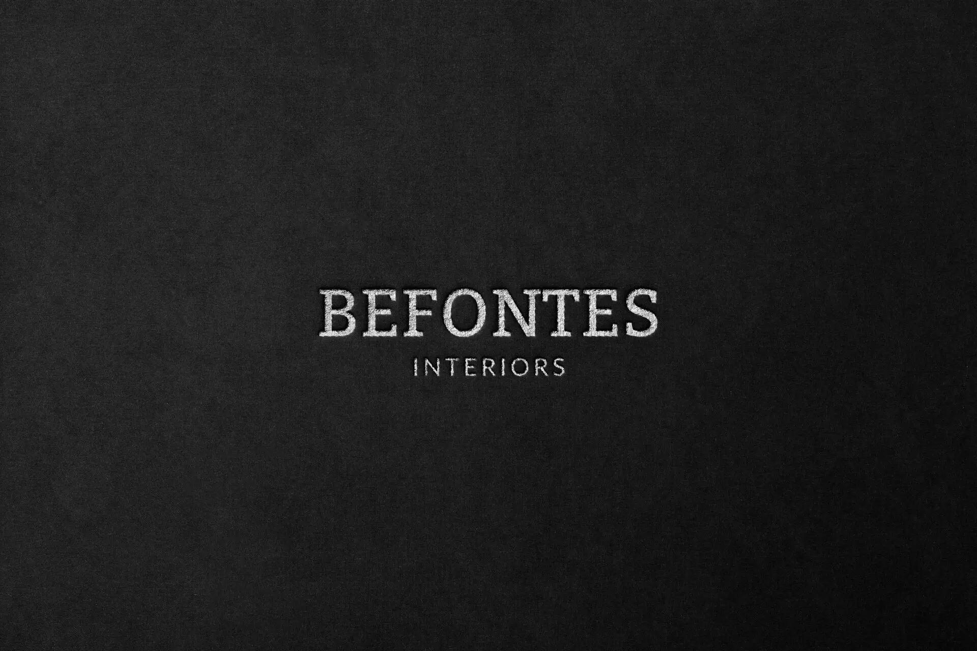 Logo Befontes Interiors sur papier noir