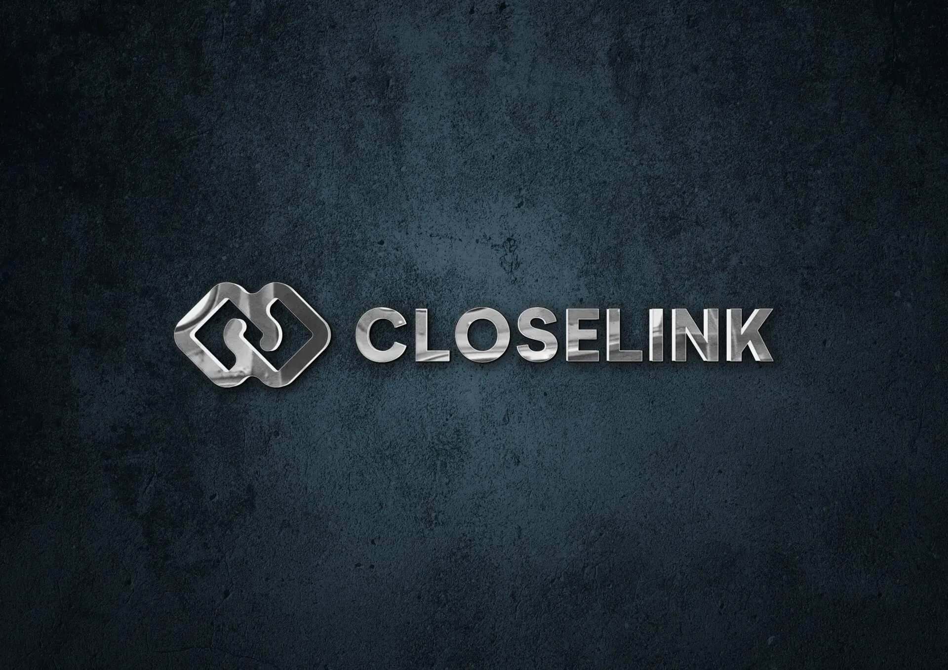 Logo Closelink en métal sur un mur de pierre sombre