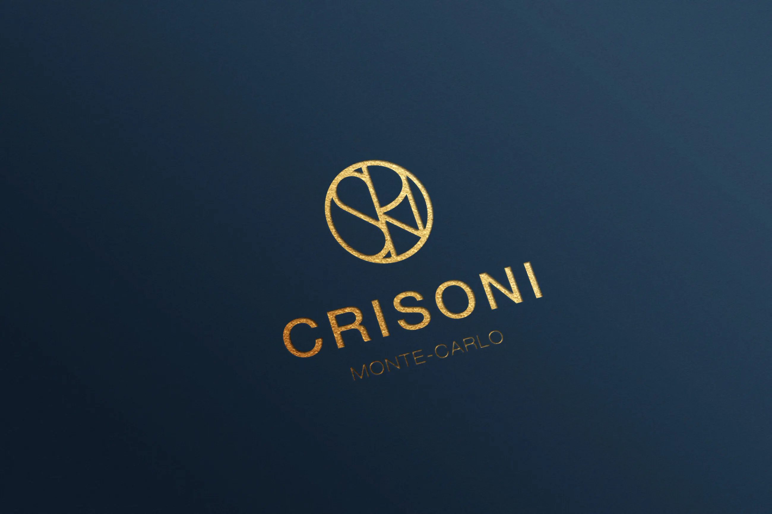 Logo doré Crisoni Monte-Carlo sur papier bleu nuit