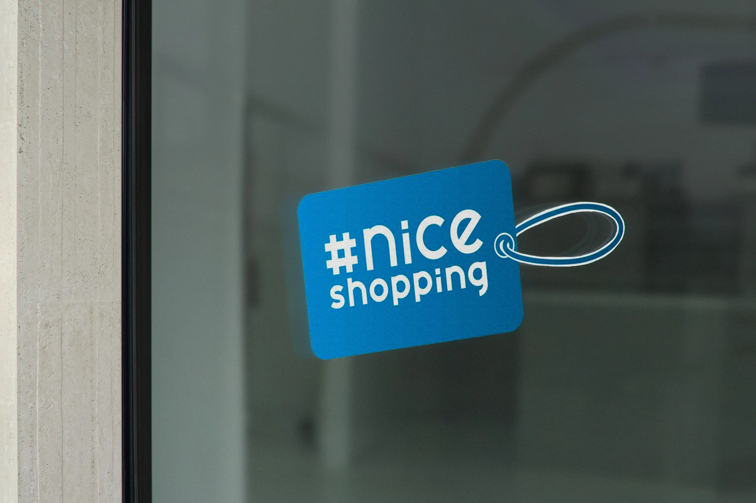 Sticker #niceshopping collé sur une vitrine