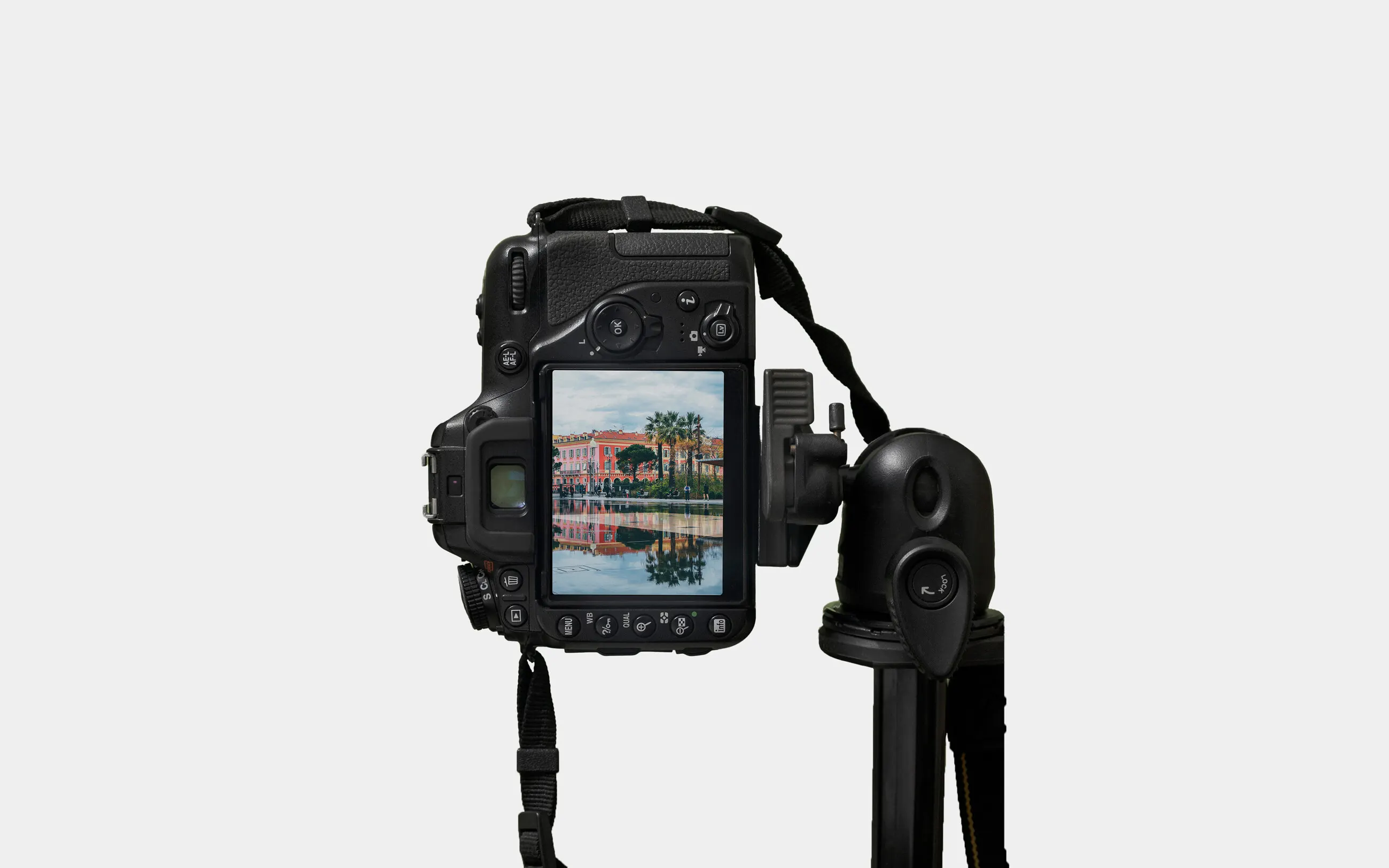 Appareil photo sur trépied pendant un tournage