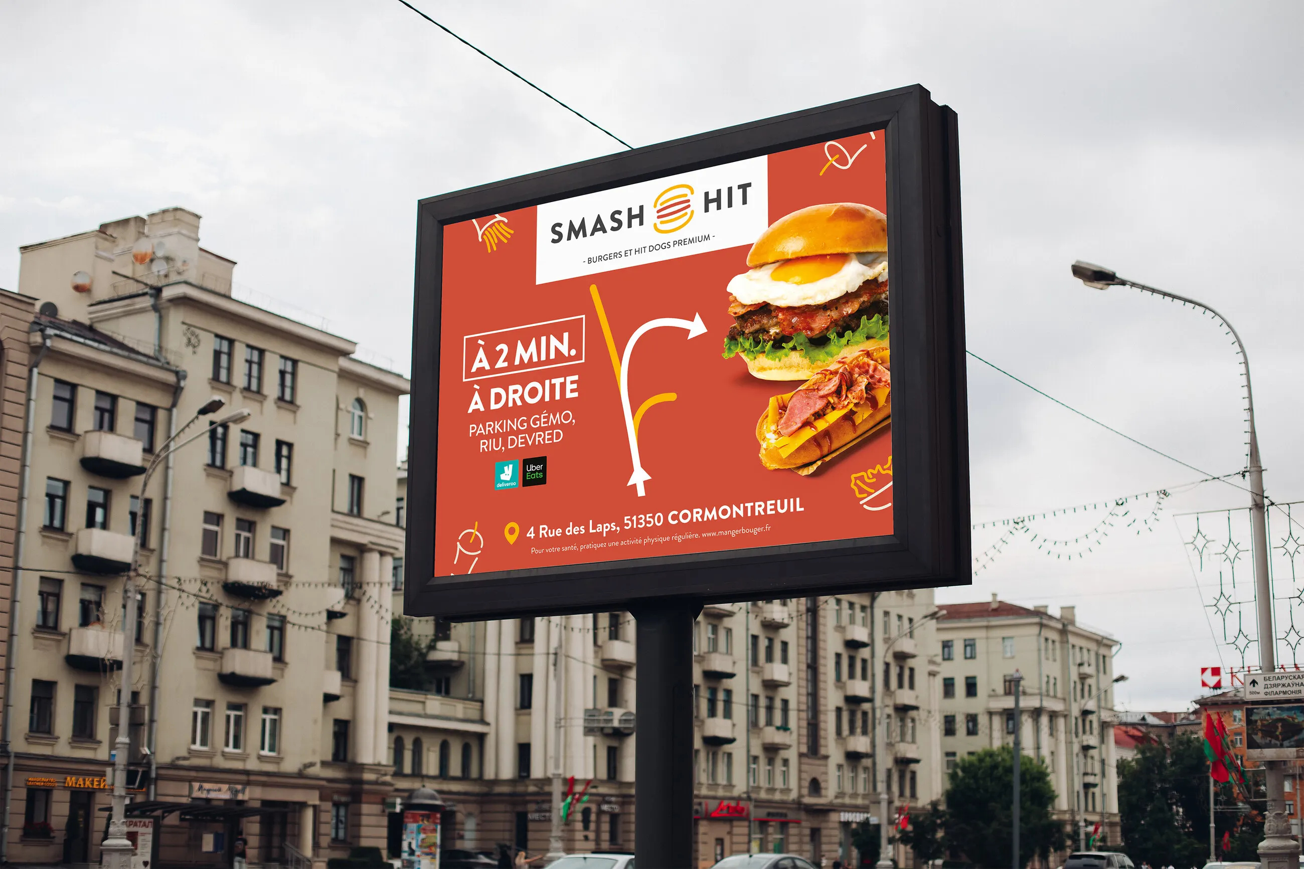 Affiche Smash Hit sur un panneau urbain
