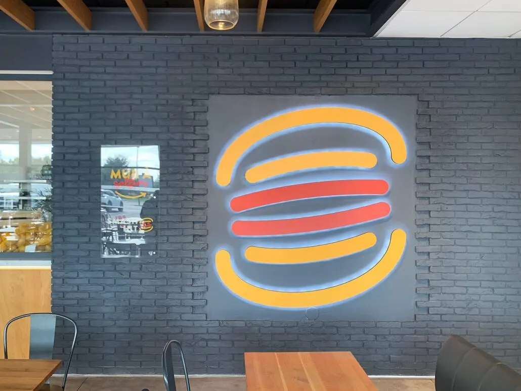 Enseigne lumineuse Smash Hit dans la salle du restaurant