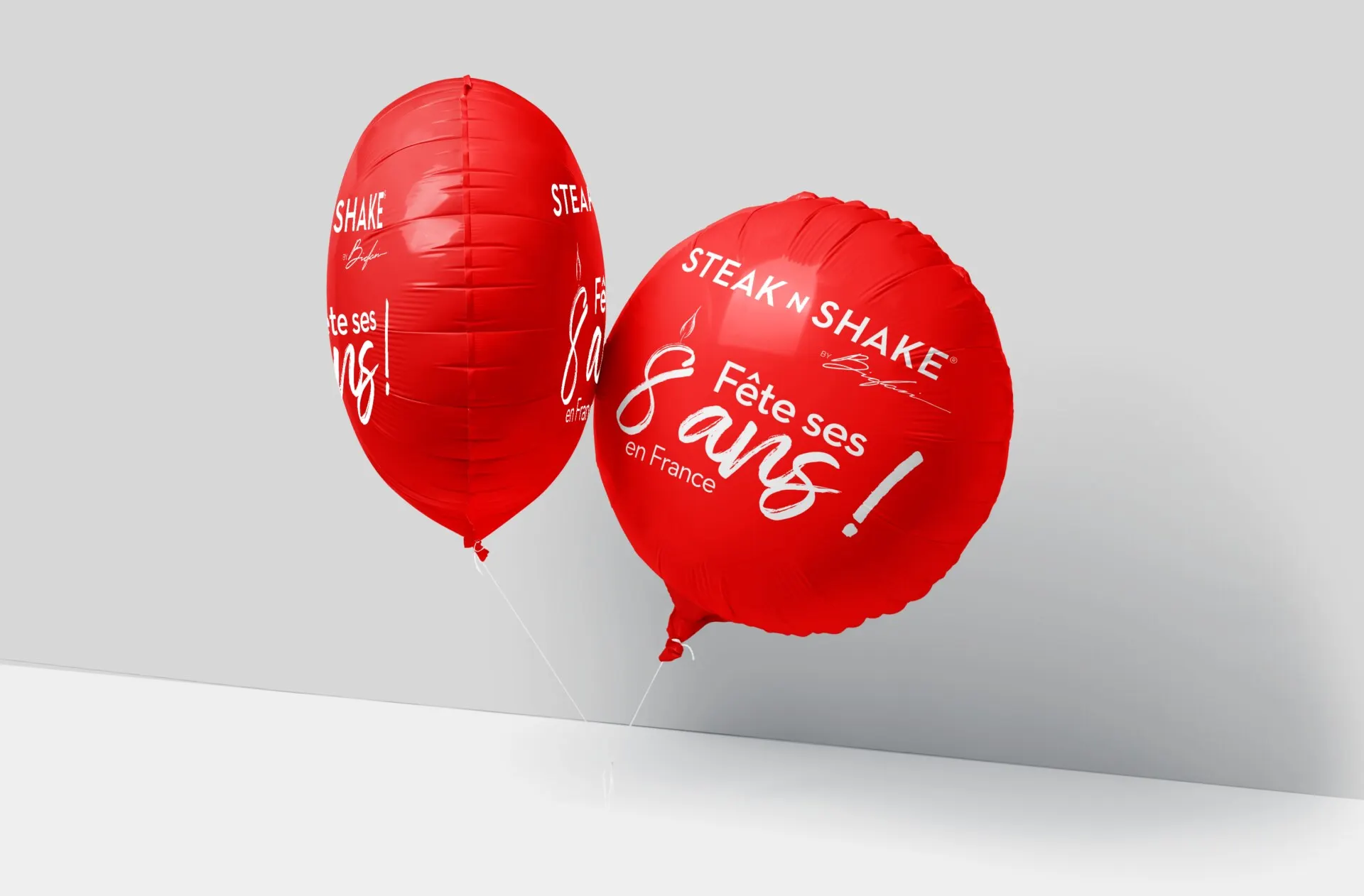 Ballons rouges « Steak’n Shake fête ses 8 ans »
