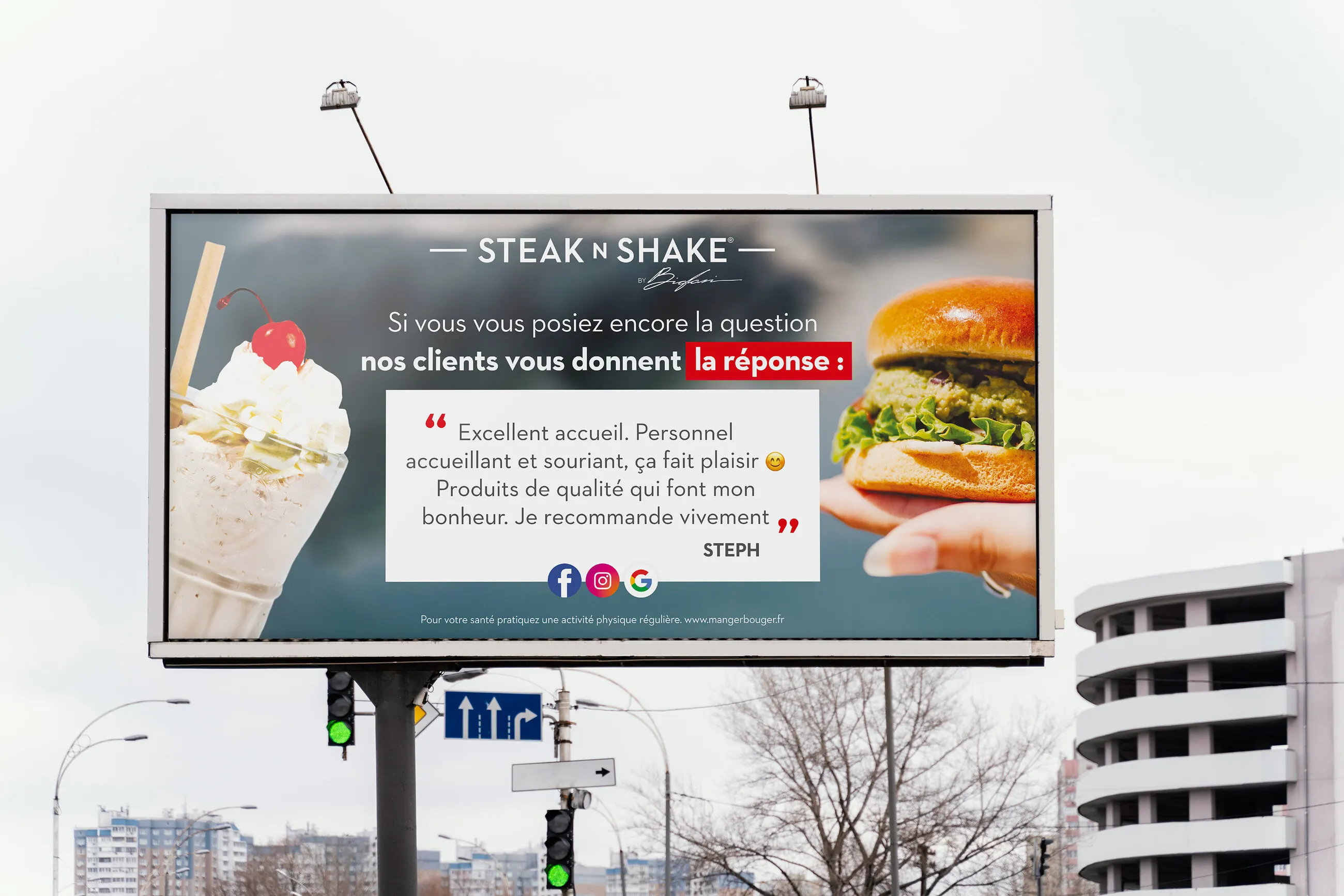 Panneau 4x3 Steak’n Shake affichant un avis client