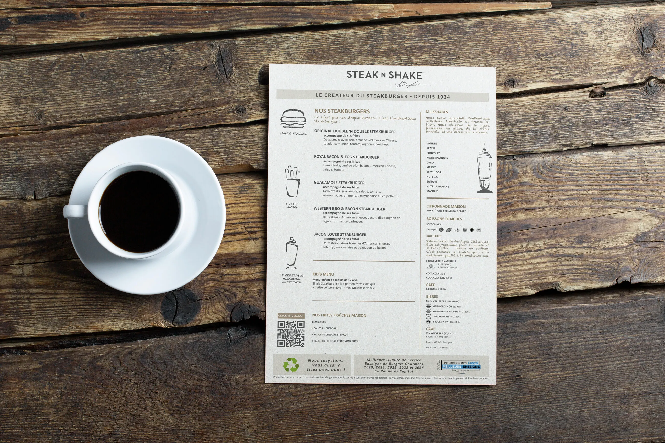Menu Steak’n Shake posé sur une table à côté d’un café