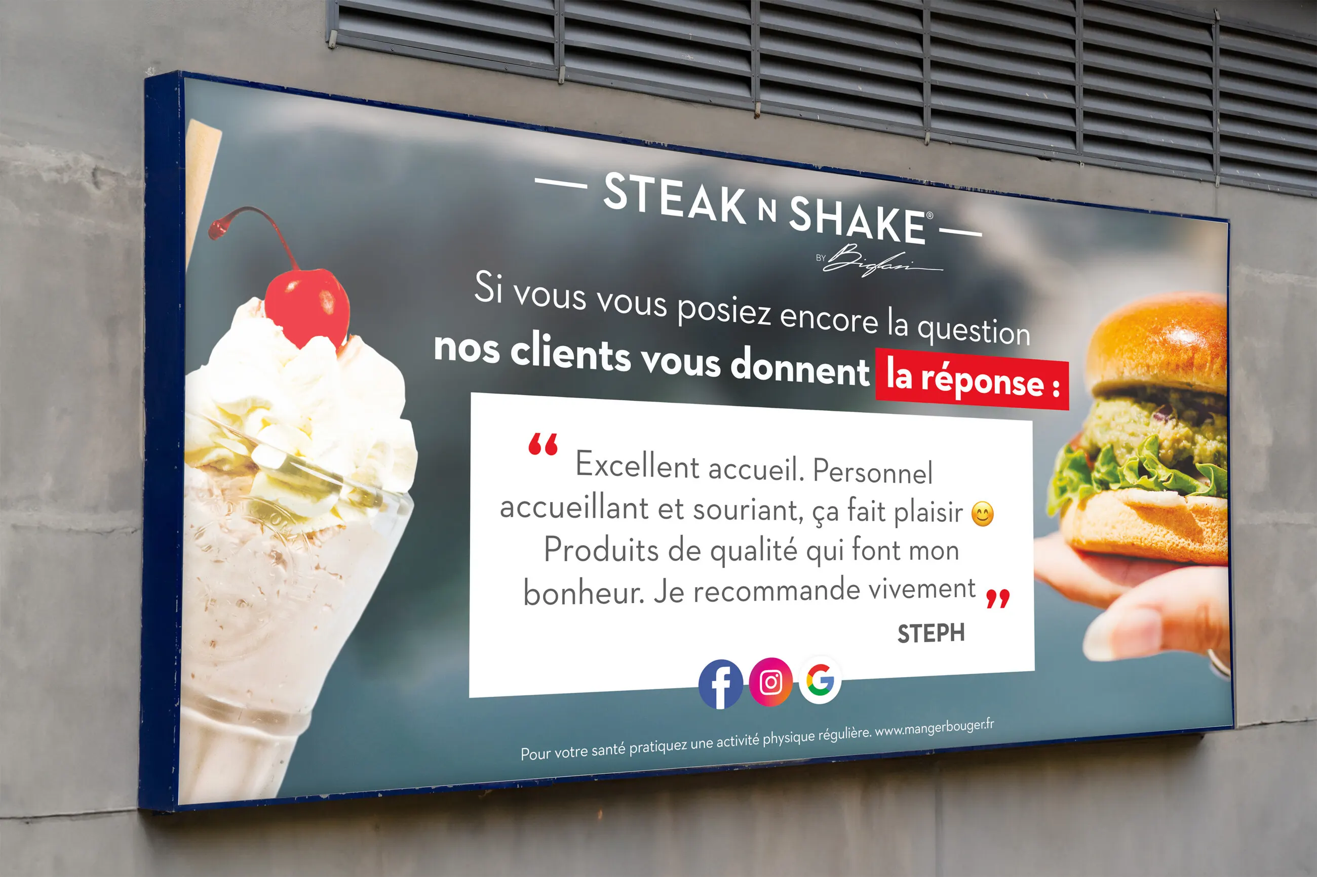 Affiche Steak’n Shake reprenant un avis client sur un mur extérieur